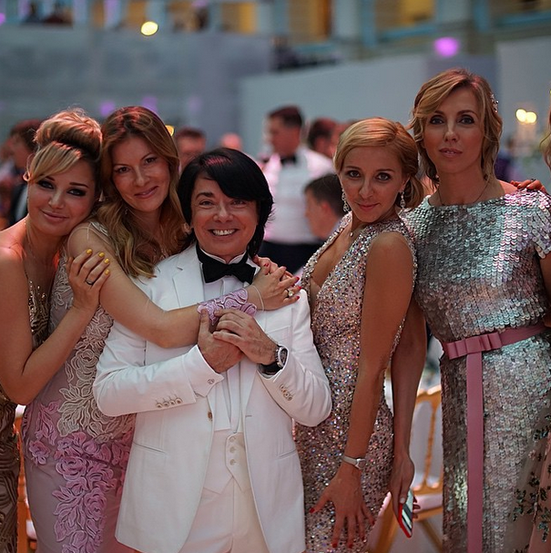 Валентин Юдашкин с Татьяной Навкой, Светланой Бондарчук и гостьями вечера