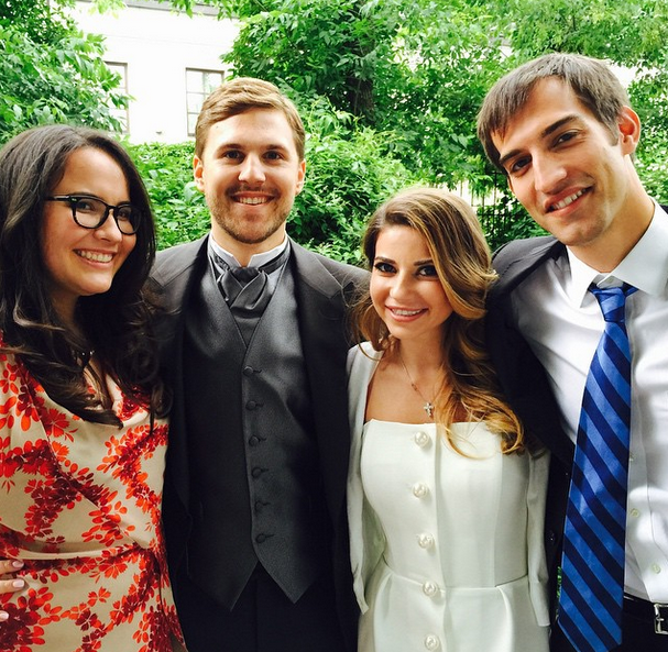 Молодожены с друзьями