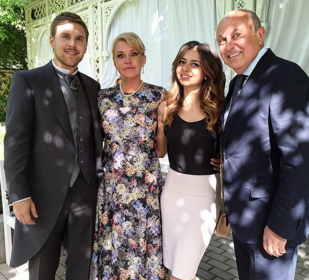 Петр Максаков с матерью и гостями торжества