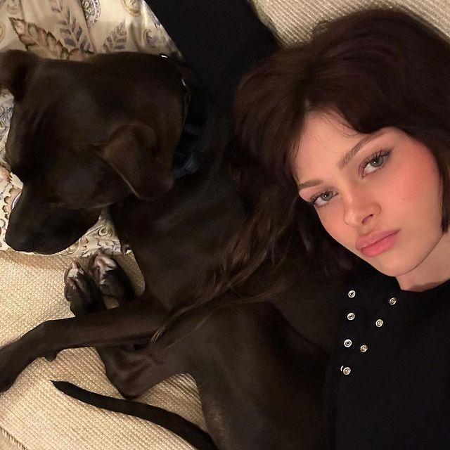 Лучшие друзья: дочь миллиардера Никола Пельтц и ее любимая собака