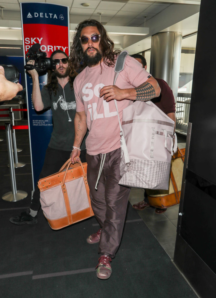 Новый роман и любовь к розовому: 12 интересных фактов о Джейсоне Момоа