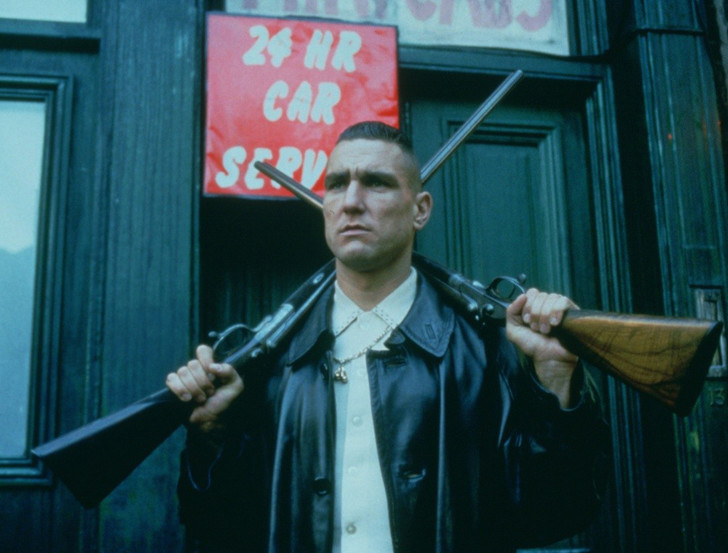 Винни Джонс в фильме «Карты, деньги, два ствола»