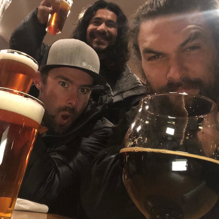 Новый роман и любовь к розовому: 12 интересных фактов о Джейсоне Момоа