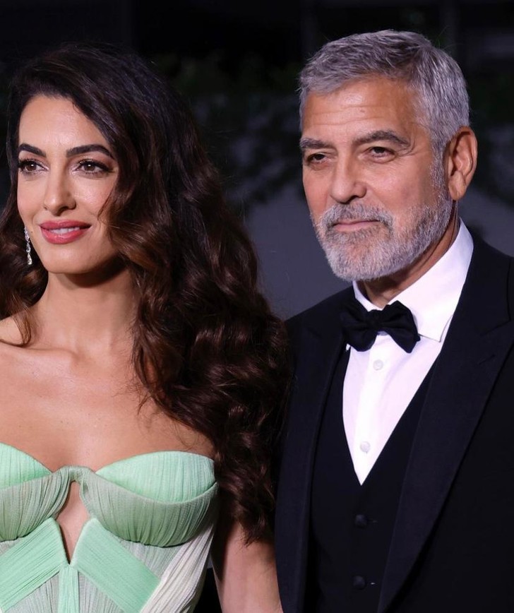 Фисташковое пралине: Амаль Клуни в корсетном платье Del Core