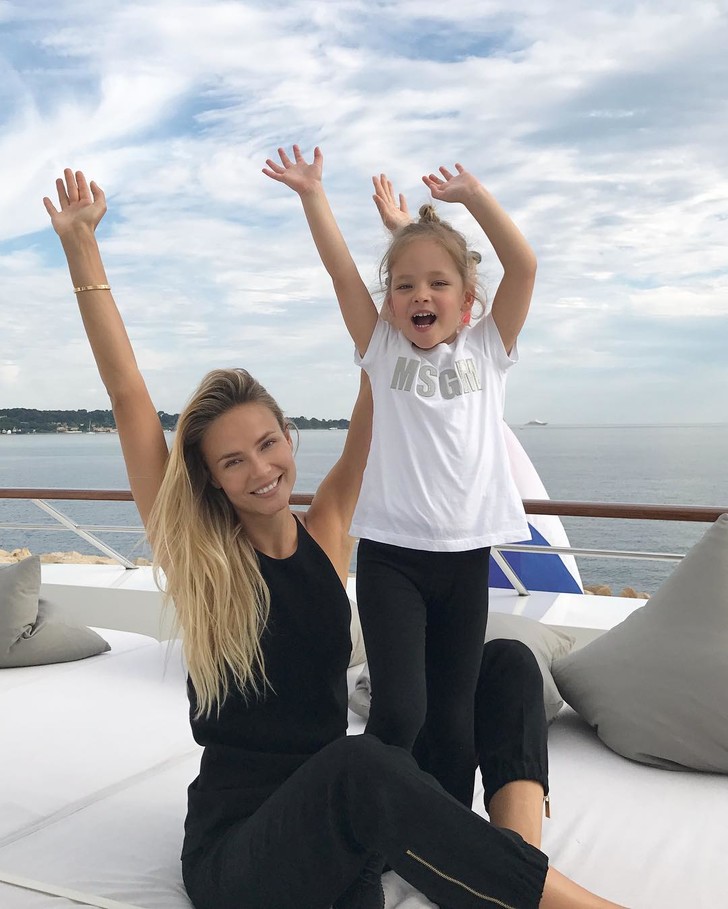 Фото дня: Наташа Поли с дочкой в Сен-Тропе