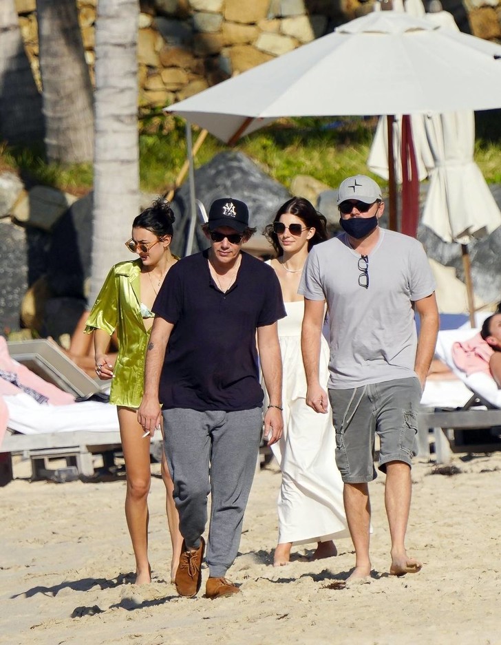 Не смотрите наверх, смотрите на эти фото: влюбленный и счастливый Леонардо Ди Каприо на отдыхе с Камилой Морроне