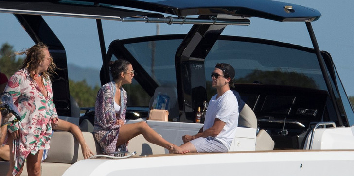 Звезды сериала «Бумажный дом» расстались после двух лет отношений