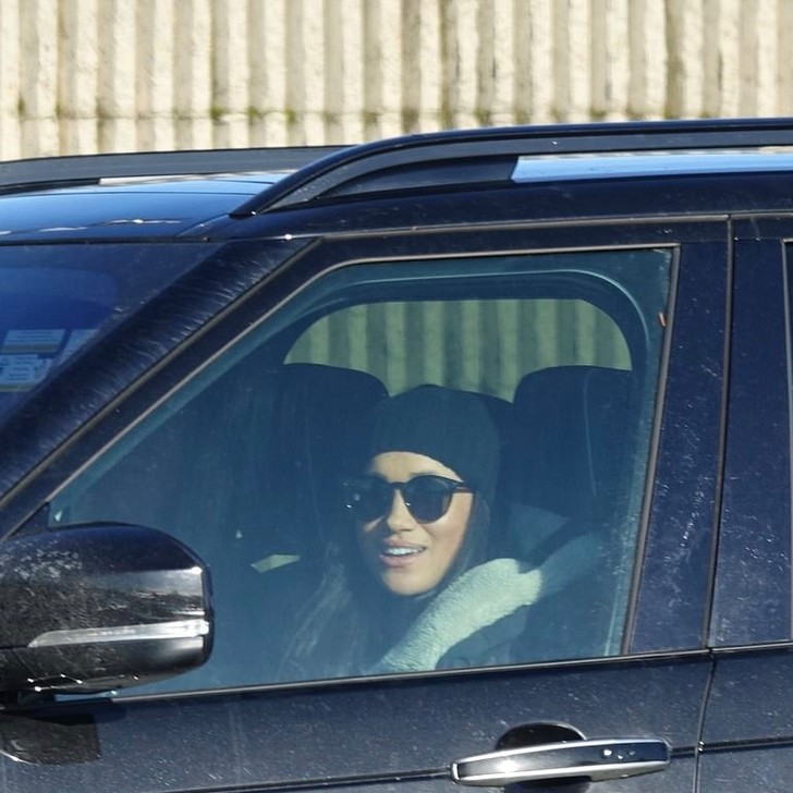 Мисс независимость: Меган Маркл в скромной шапке и солнечных очках за рулем (фото 1)