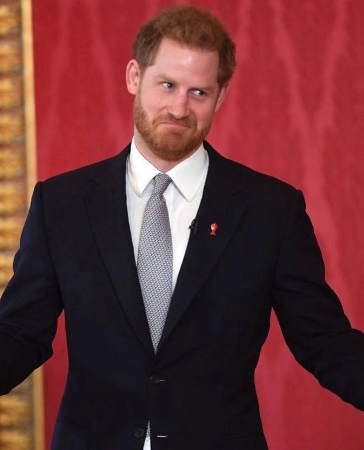 Мисс независимость: Меган Маркл в скромной шапке и солнечных очках за рулем (фото 4)