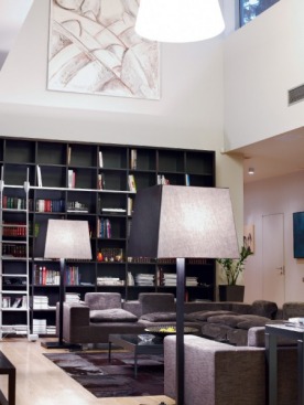 В гостиной — все одно к одному: диваны Flexform, cтеллаж  Mobileffe,  светильники CasaMilano и монументальная картина Франгуляна