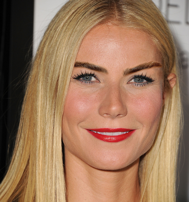 гвинет пэлтроу с бровями кары делевинь мемы фотожабы