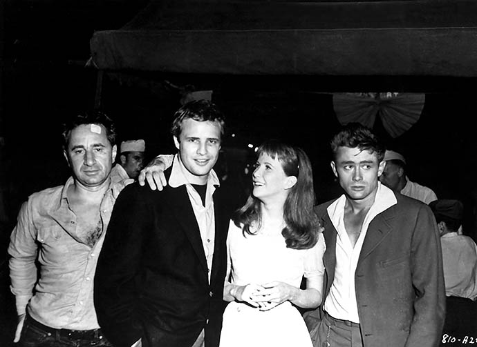 Марлон Брандо и Джеймс Дин на съемках фильма "К востоку от рая"Марлон Брандо и Джеймс Дин на съемках фильма "К востоку от рая"