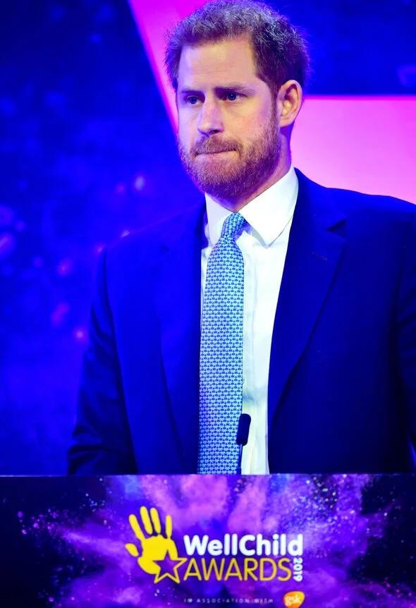 Драма нарастает: опубликована обложка автобиографии принца Гарри, и у нее скандальное название