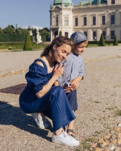 Алена Шоптенко призналась, что сын тяжело адаптируется за границей и дерется с детьми