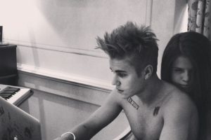 Джастин Бибер опубликовал фото без одежды