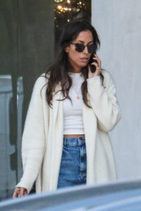 Хиппи-джинсы и белый кашемир: рассматриваем образ новой девушки Брэда Питта, которую громко осудили фанаты