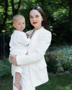 Инна Мирошниченко сообщила о пневмонии у названного сына: “начал кашлять и все”