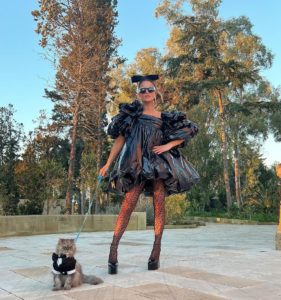 Как кукла: Кейт Бекинсейл в пластиковом мини-платье показала свои идеальные ноги