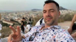 Как же они похожи: 48-летний Арестович показал редкое фото с молодой красавицей женой – реакция Сети