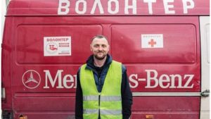 “Люди приходят за водой, которой нет”: известный волонтер рассказал о жизни мирных у линии фронта