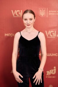 “Невероятно щемящая песня, Оля спасибо вам за нее”: Полякова вызвала бурные обсуждения в Сети новым треком