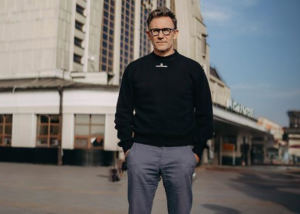 Оскароносный режиссер Мишель Азанавичюс прибыл в Киев