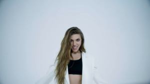 Певица Ассоль взяла новый псевдоним и представила чувственную песню