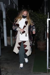 Редкий выход: Адель без макияжа и в длинном кардигане на свидании с женихом