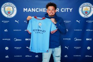 Режиссер Тодд Филлипс отмечает год до премьеры сиквела “Joker” свежим изображением Хоакина Феникса в легендарном образе злодея из вселенной DC