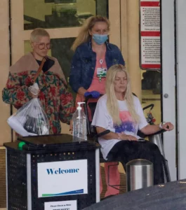 С синяками и в инвалидной коляске: что случилось со звездой “Беверли-Хиллз” Тори Спеллинг