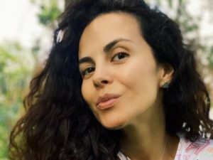 Залезла в чащи: Настя Каменских с охапкой полевых цветов восхитила Сеть (ФОТО)