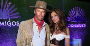 Синди Кроуфорд поделилась новогодним роликом с мужем (видео)