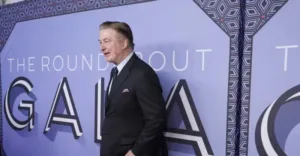 Алеку Болдуину предъявлено новое обвинение в убийстве украинки на съемках фильма “Ржавчина”