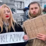 Лидер группы Vivienne Mort вышла на акцию Free Azov в Киеве