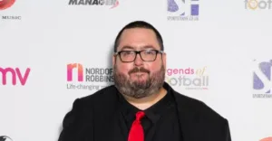 Звезда британского сериала “Офис” Юэн Макинтош умер в возрасте 50 лет