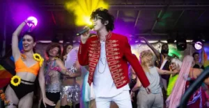 Литва отменила концерт американской певицы LP после видео в худи с триколором