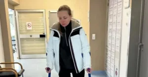 Алена Шоптенко показалась на костылях и рассказала о будущей операции