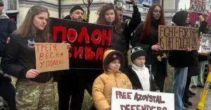 MONATIK с женой и сыновьями вышел на митинг в Киеве в поддержку пленных военных