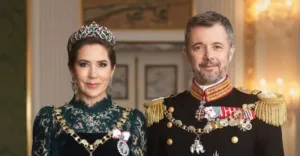 Дворец Кристиансборг показал портреты нового короля и королевы Дании