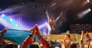 На концерте Поляковой в Германии зрители развернули 18-метровый флаг Украины