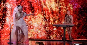 Костюм с сине-желтыми флагами: участник из Австралии поддержал Украину в полуфинале “Евровидения”