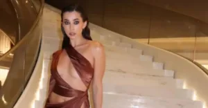 “Мисс Вселенная Украина 2021” на Каннском кинофестивале позировала в асимметричном платье с вырезами