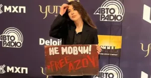 Рамина Эсхакзай пришла на церемонию YUNA-2024 с плакатом “Free Azov”