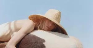 Дизайнер Руслан Багинский создал шляпу-трансформер, которая превращается в сумку