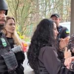По дороге в Херсон Анджелине Джоли пришлось заехать в ТЦК, чтобы “вызволить” своего охранника