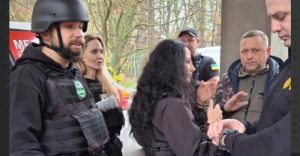 По дороге в Херсон Анджелине Джоли пришлось заехать в ТЦК, чтобы “вызволить” своего охранника