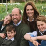 Принц Уильям и Кейт Миддлтон представили новую рождественскую открытку: с детьми в окружении нарциссов