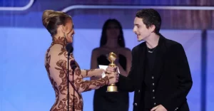 Тимоти Шаламе впервые получил «Золотой глобус», а фильм Пола Томаса Андерсона стал триумфатором премии