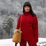 Елки звезд: у Астафьевой – игрушки из семейной коллекции, у Никитюк – расписаны вручную