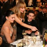 Лучшие закадровые фотографии с церемонии вручения «Золотого глобуса» 2026 года — от «Диснеевские любимцы вдогонку» до «Драгоценного КПК Кайли и Тимми»